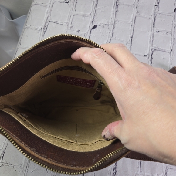 Duluth Trading lifetime leather brown leather crossbody field bag - Picture 2 of 11